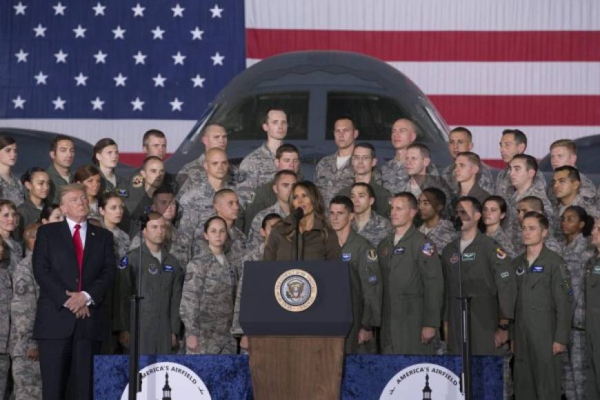 Melania dio un breve discurso en el que agradeció a los militares su labor en las tareas de rescate y reconstrucción tras el paso de los huracanes Harvey e Irma en Texas y Florida.