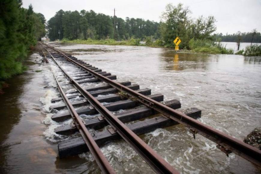 'Es una tormenta épica que continúa, algunas áreas aún no han sufrido la peor inundación', advirtió Roy Cooper, gobernador de Carolina del Norte, al señalar en rueda de prensa que se trata de un 'desastre monumental'.