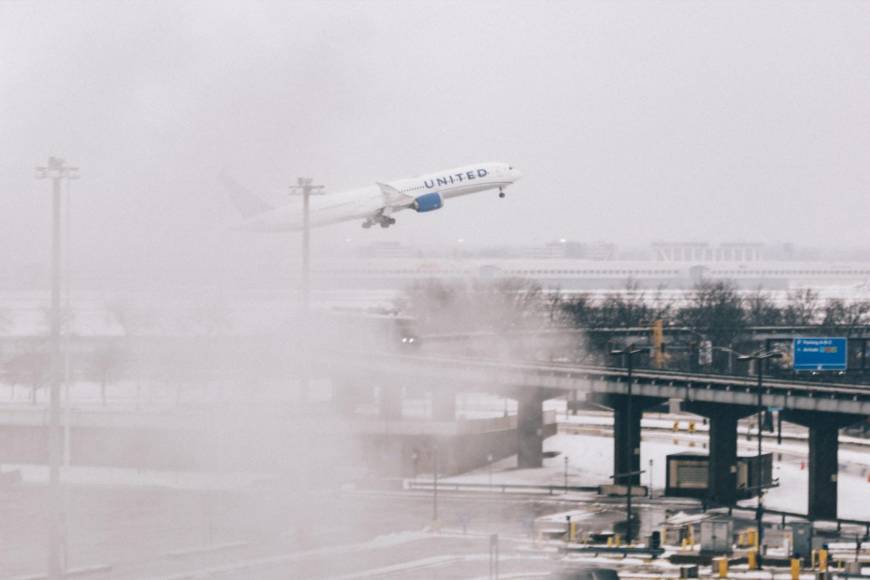 Según la plataforma FlightAware, que monitoriza el tráfico aéreo, más de 750 vuelos habían sido cancelados este domingo en todo el país. Otros 1.200 sufrían retrasos.