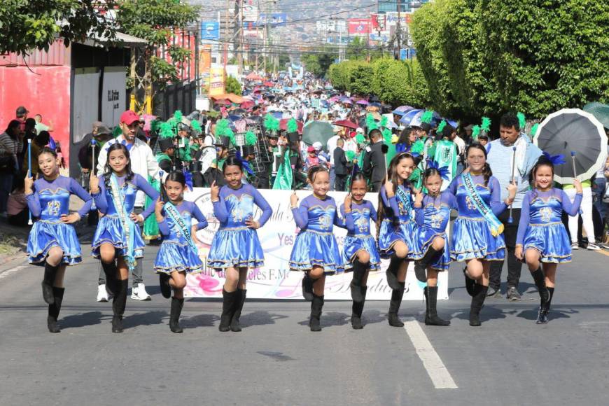 Alumnos de diferentes escuelas desfilan este domingo 10 de septiembre en Tegucigalpa (Honduras). 