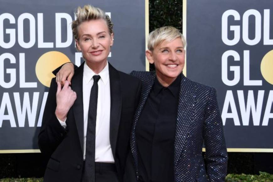La actriz Portia de Rossi (i) acompañó a su esposa, la comediante Ellen DeGeneres, quien fue reconocida por los Globos de Oro con el premio Carol Burnett por su trayectoria en la televisión.