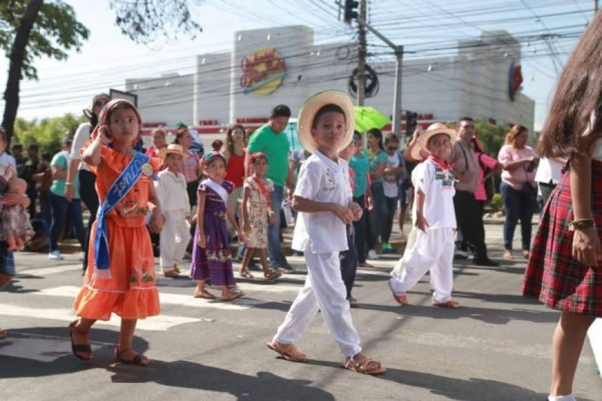 Los cuadros de danzas nunca faltan durante los desfiles escolares.