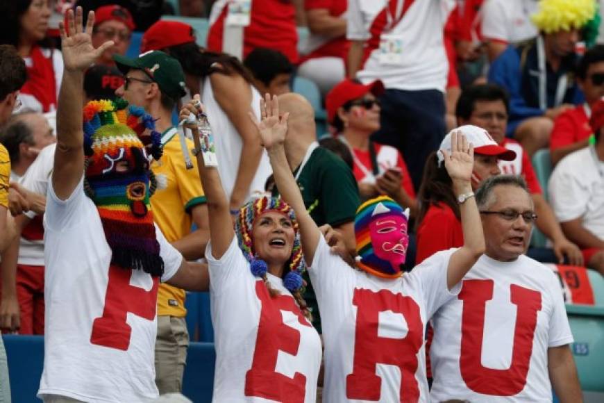 Los peruanos armaron una fiesta en el estadio Fisht de Sochi. Foto AFP