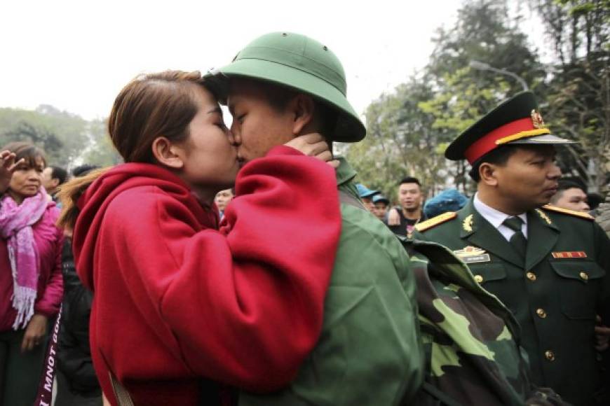 Un soldado besa a su novia durante una ceremonia de reclutamiento que coincide con el día de San Valentin en Hanoi (Vietnam).