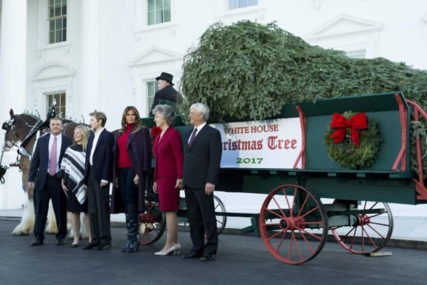 Una banda amenizó la llegada y salida de la primera dama en el evento, que precede a la decoración de la residencia presidencial estadounidense con motivo de las fiestas navideñas.