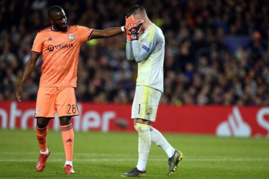 El llanto de Anthony Lopes mientras es consolado por un compañero.