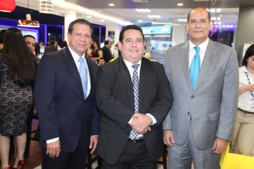 Jhonny y Geovani Chahín con Roberto Álvarez