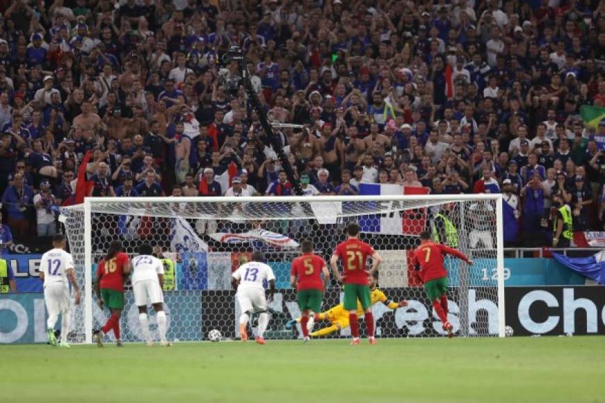 Cristiano Ronaldo al marcar de penal su segundo gol del partido.