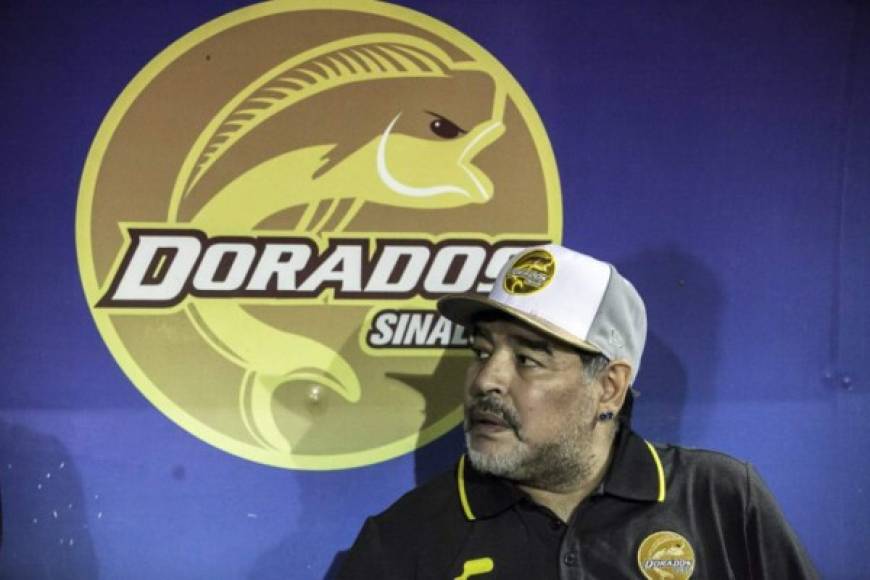 Los primeros indicios del debut de Maradona se pudieron ver en las inmediaciones del estadio, con cantidad de jerséis con su número y apellido.