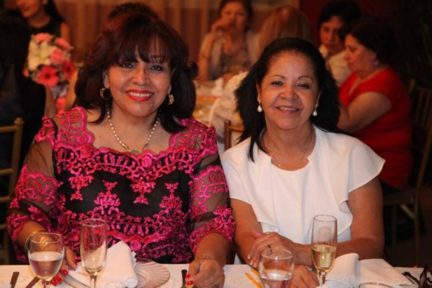 Elba Ruth Gómez y Juanita Riera.