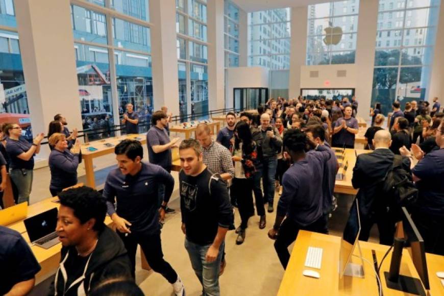 La expectación provocó que muchas personas incluso acamparan fuera de las tiendas para ser los primeros en comprar su iPhone X, valorado en 1,000 dólares.