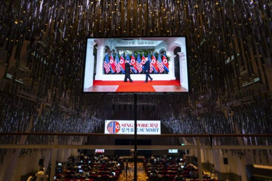 El encuentro fue seguido en pantallas gigantes por los singapurenses.