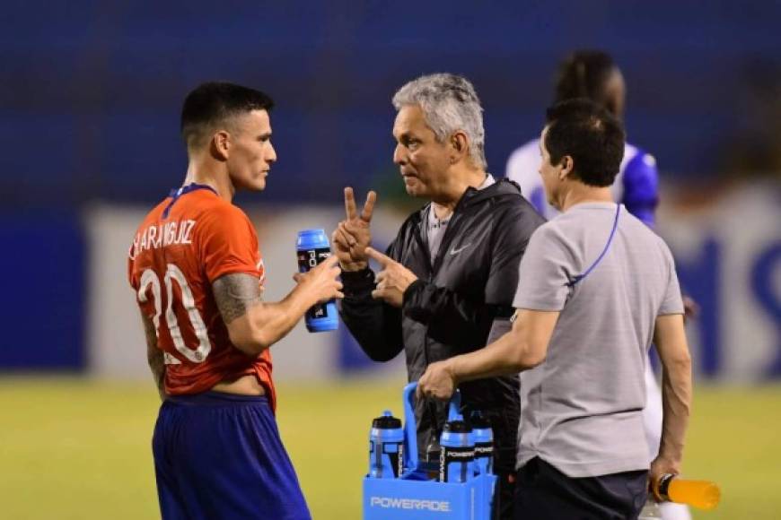 Reinaldo Rueda dando indicaciones a su jugador Charles Aránguiz.