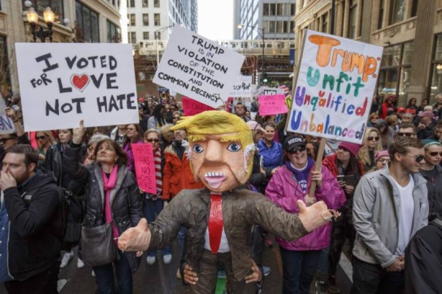 Liderados por mujeres, cientos de miles de manifestantes tomaron las calles de Washington y de otras ciudades estadounidenses este sábado para desafiar al presidente Donald Trump en su primer día completo en la Casa Blanca.