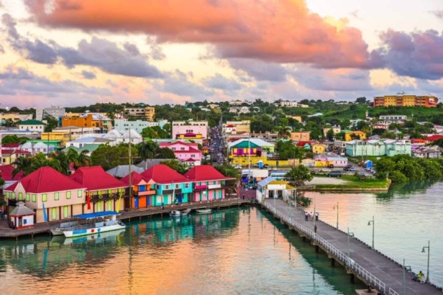 Antigua y Barbuda es uno de los trece países que forman la América Insular, Antillas o Islas del mar Caribe, uno de los treinta y cinco que forman el continente americano. Su capital y ciudad más poblada es Saint John's, situada en la isla de Antigua.<br/><br/>(Foto: iStock, Saint John's)
