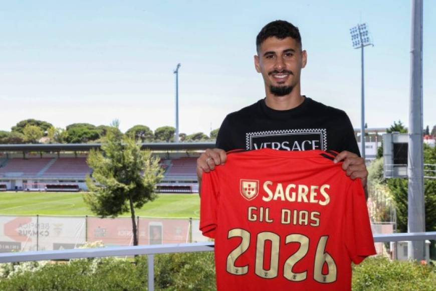 El Benfica ha hecho oficial la contratación del extremo portugués Gil Dias, el futbolista que la temporada pasada estuvo cedido en el Famalicao, donde dejó dos goles y tres asistencias, llega procedente del Mónaco y firma hasta 2026. Foto Twitter Benfica.