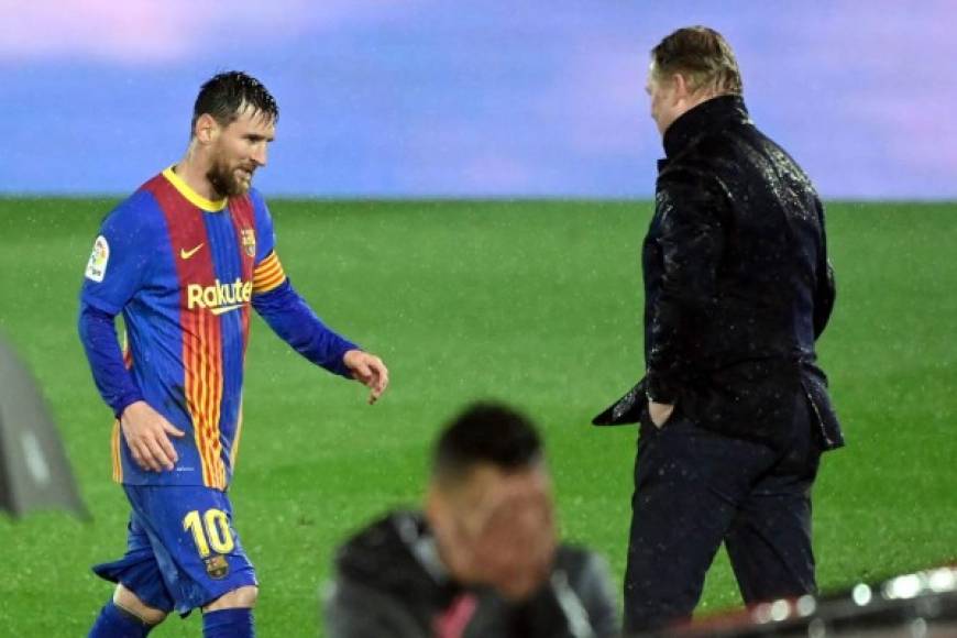 Ronald Koeman esperó a Messi para consolarlo tras el pitazo final del juego.