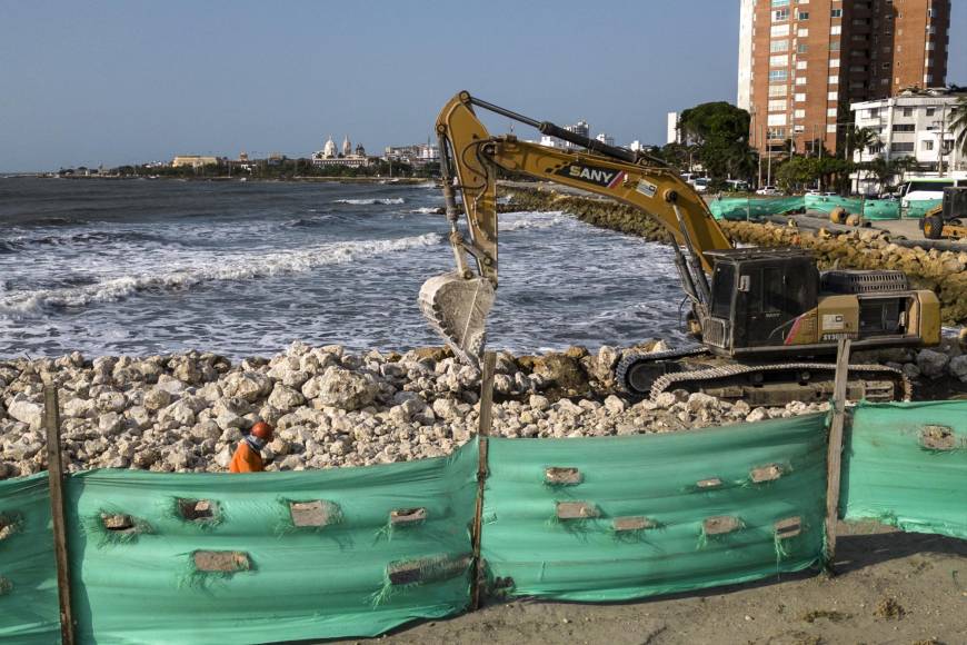 Actualmente, las autoridades construyen con maquinaria 4,5 kilómetros de espolones o barreras de piedra que amortiguan el impacto de las olas. La alcaldía asegura que sin ellos el 80% de los barrios estarían en riesgo de inundación. 