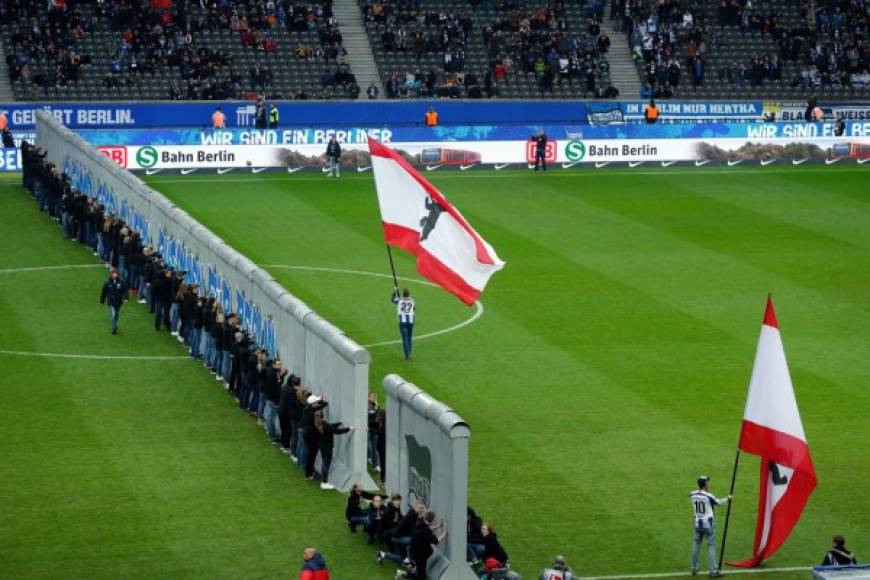 El 'Muro' del estadio olímpico, construido con materiales ligeros, fue desmontado antes del inicio del partido.