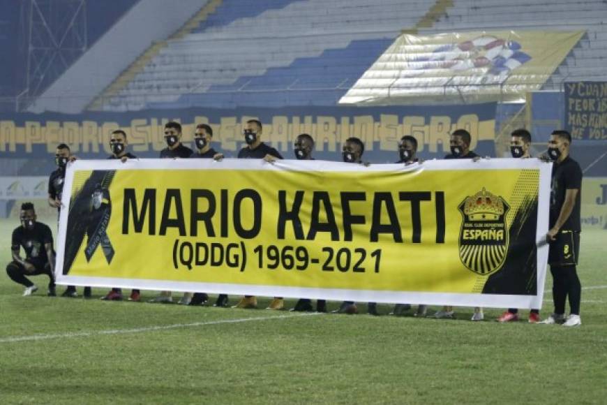 Los jugadores del Real España también posaron con una pancarta en honor a Mario Kafati.