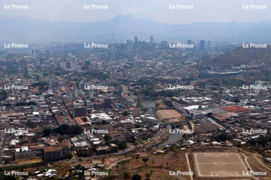 Vista panorámica de la ciudad de Tegucigalpa llena por una capa de humo.