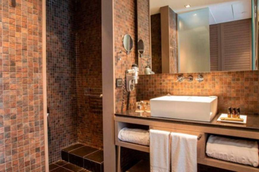 Los baños del hotel que abrirá Messi son lujosos.