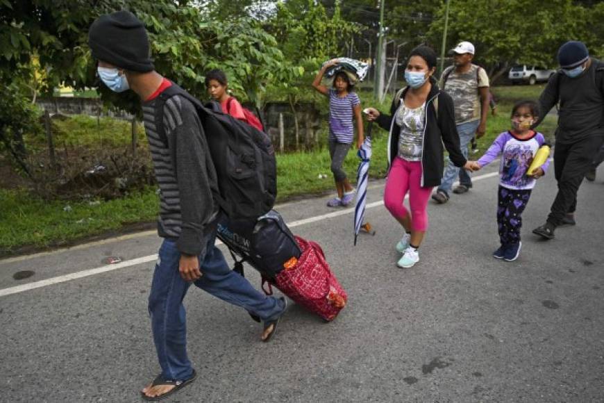 La nueva caravana migrante que partió el jueves por la noche de Honduras e ingresó en la mañana de este jueves a Guatemala se ha dividido por diversas rutas del norte del país para adentrarse en México, según indicaron diversas fuentes.<br/><br/>