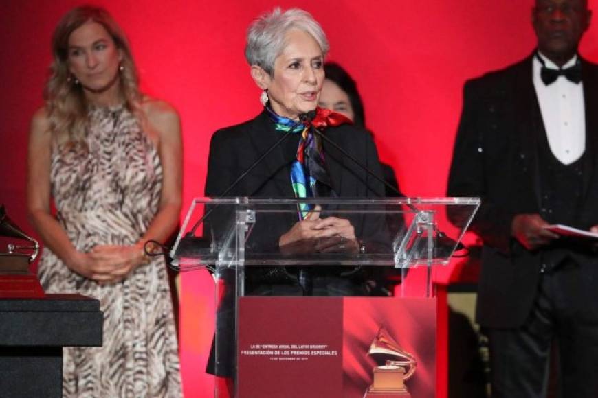 Quizá sea más conocida por su papel en la contracultura estadounidense de los años 60, pero Joan Baez también tiene una importante raíz hispana ya que su padre era mexicano.<br/><br/>'Normalmente no acepto premios, pero en este momento de la historia de este país rechazar un evento que tiene que ver con los latinos y latinas estaría mal. Así que es algo muy especial. Aceptaré este premio en nombre de todos los inmigrantes', dijo Baez, siempre combativa y que en numerosas ocasiones ha mostrado su rechazo al presidente estadounidense, Donald Trump.