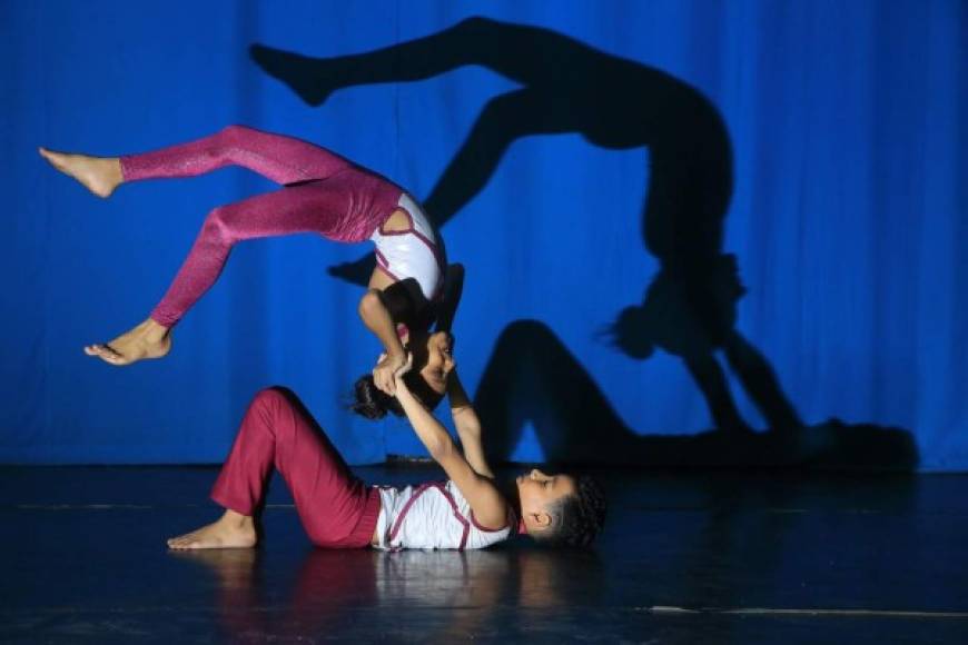 Yoser y Karla son de los alumnos más brillantes y disciplinados de la escuela de artes.