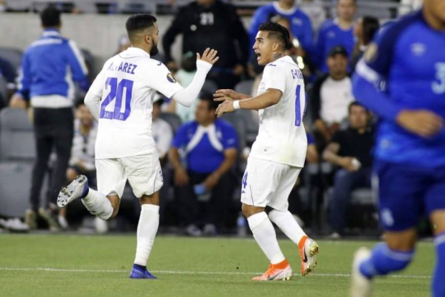 Jorge Álvarez celebra su golazo con Michaell Chirinos, quien le dio la asistencia.