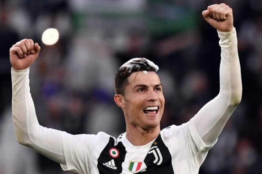 Cristiano Ronaldo, muy feliz festejando su título número 30 en su carrera profesional.