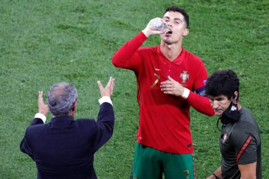 Cristiano Ronaldo hidratándose con agua durante un lance del partido.