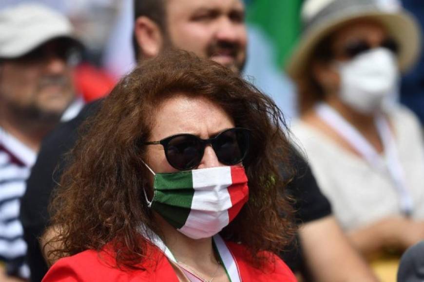 Italia: En Mondragone, cerca de Nápoles, cerca de 700 personas recibieron órdenes el 22 de junio de confinarse en su lugar de residencia.