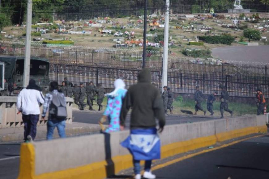 Los militares huyeron tras la respuesta con piedras de los estudiantes.