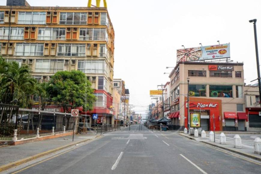 La tercera avenida, una de las calles más transitadas de la ciudad, hoy lucen solas, donde solo personas sin techo se pueden observar.