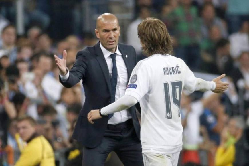 Zinedine Zidane ha comunicado a Luka Modric que cuenta con él para la próxima temporada. El programa “El Partidazo” de Cadena COPE reveló sobre la reunión del entrenador francés con el actual Balón de Oro y The Best, a fin de comunicar a este último que seguirá siendo el motor del equipo en el medio campo, muy a pesar de los rumores que lo colocan como moneda de cambio para nuevos fichajes.