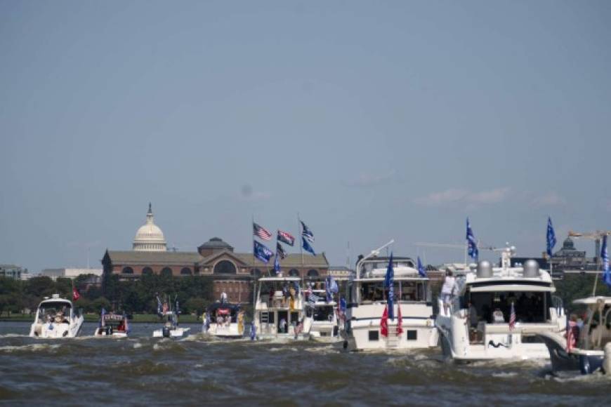 Varias embarcaciones que participaban este fin de semana en un desfile de apoyo a la candidatura a la reelección del presidente de EEUU, Donald Trump, se hundieron, al parecer, debido al fuerte oleaje, informaron autoridades y medios locales.