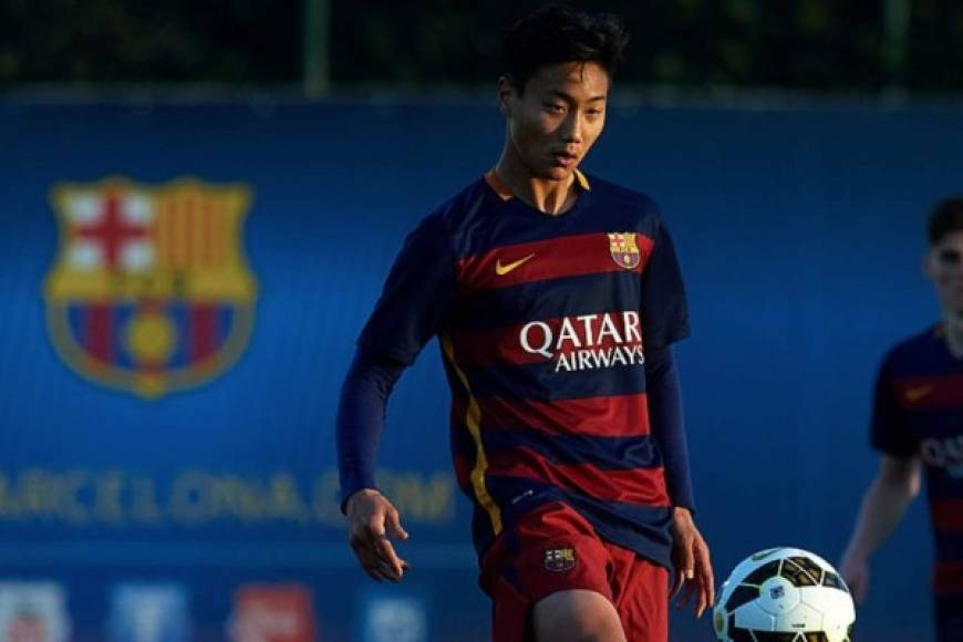 Seung-Ho Paik: Es un centrocampista de Corea Del Sur, versátil con llegada que destaca por su buen disparo .
