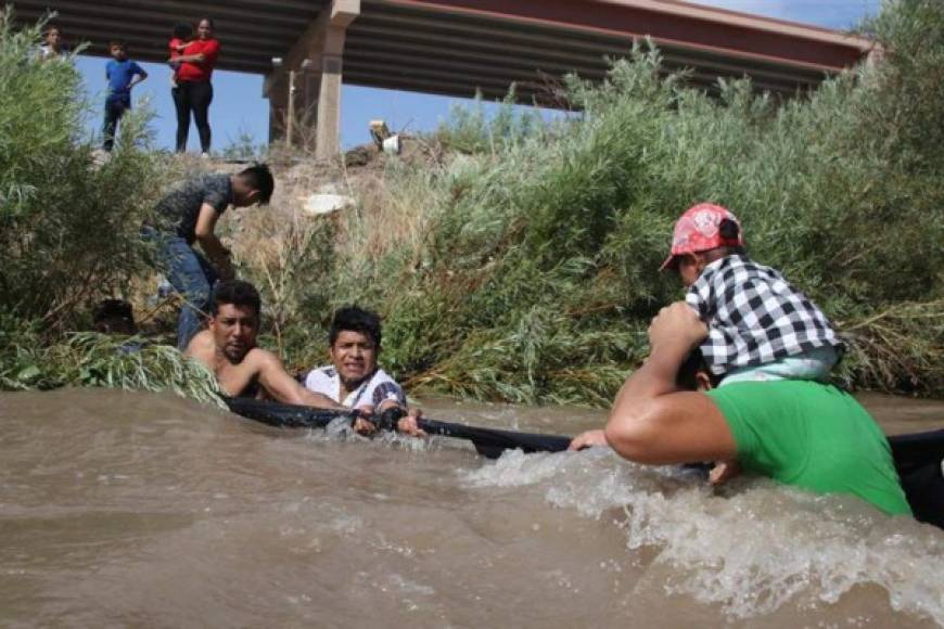 Cientos de migrantes centroamericanos arriesgan su vida al cruzar el caudaloso río Bravo que separa la Ciudad Juárez (México) de Texas (EEUU), desafiando las fuertes corrientes que se han cobrado la vida de al menos 20 migrantes en los últimos cinco meses.