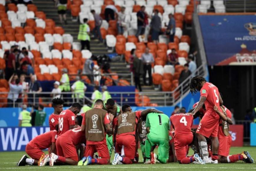 Tras el pitazo final, la plantilla de Panamá se reunió y le dio las gracias a Dios por haber participado en el Mundial de Rusia .