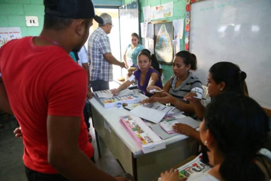 Las 17,500 mesas de votación abrieron poco después de las 7:00 am locales (13H00 GMT) con grandes filas de personas abrigadas y con bufanda en una fresca mañana en la capital Tegucigalpa.