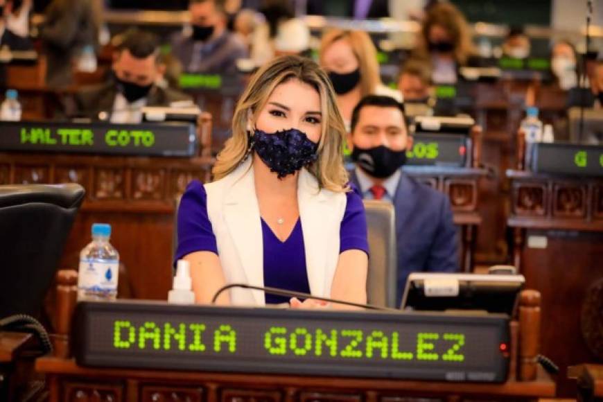 La diputada Dania González, de la nueva Bancada Cyan, también arremetió contra los magistrados destituidos por el Congreso. 'Me pregunto ¿porqué los ex magistrados de la Sala Constitucional destituidos hoy, no actuaron de la misma manera exprés cuando se trató de la vida y salud de los salvadoreños?', escribió la joven en su cuenta de Twitter.