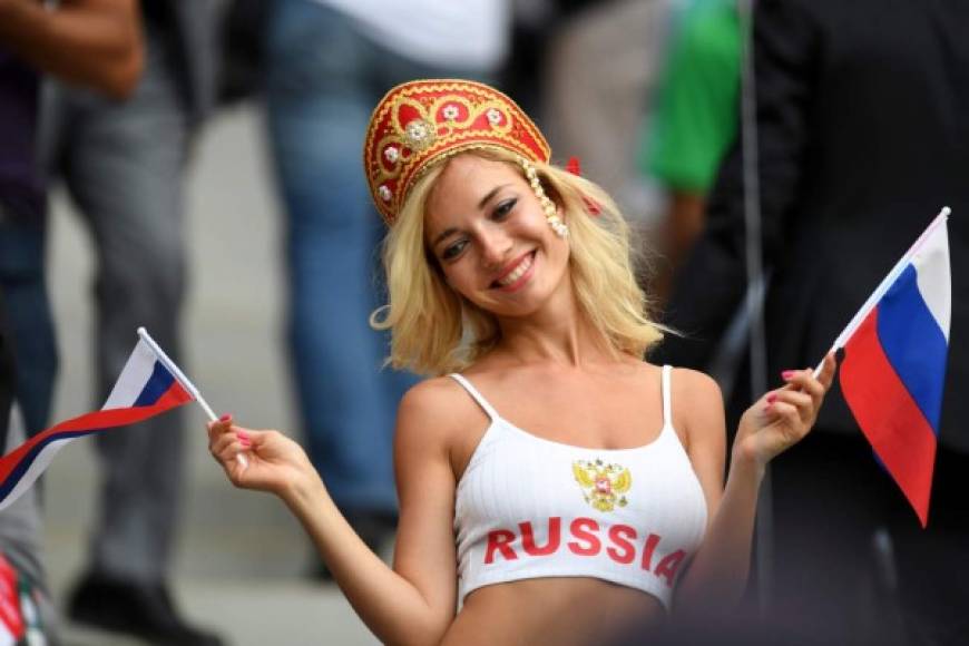 Una hermosa fanática rusa distruta del partido ante Arabia Saudita. <br/><br/>/ AFP PHOTO