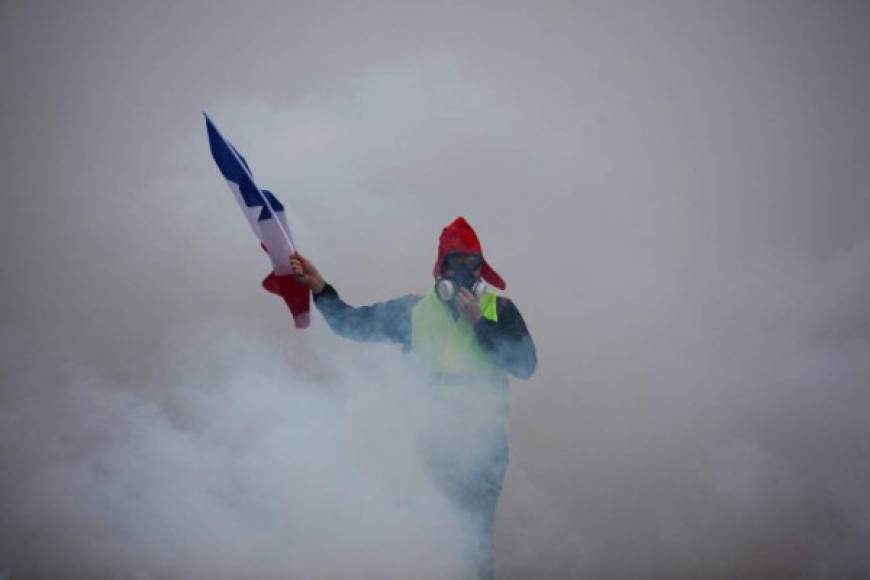 Miles de manifestantes en protesta contra la política económica del gobierno francés protagonizaron el sábado escenas de caos y violencia urbana, principalmente en París, donde las fuerzas del orden detuvieron a más de 200 personas y se contabilizaron un centenar de heridos.