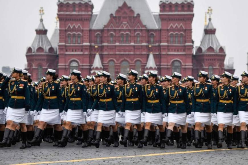 Las mujeres de servicio rusas también se unieron al desfile.