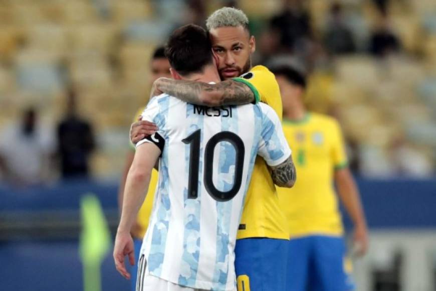 El abrazo que se dieron Messi y Neymar antes del inicio del partido en el Maracaná.