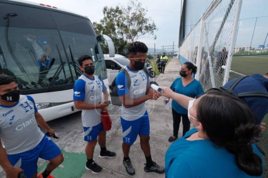 Las medidas de bioseguridad fueron puestas a prueba para los seleccionados nacionales, a quienes se les tomó la temperatura para poder ingresar al entrenamiento.<br/><br/>