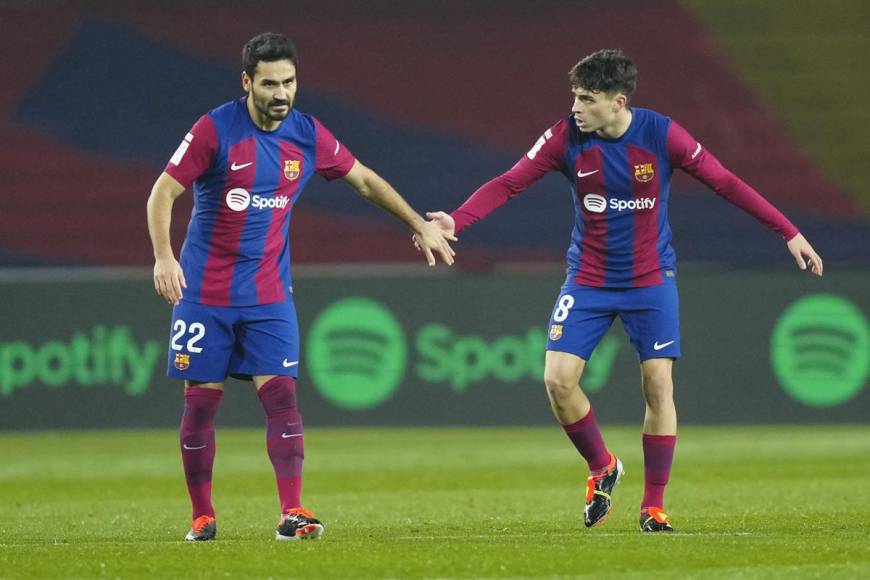 İlkay Gündogan y Pedri celebran tras empatar el partido 2-2 contra el Villarreal.