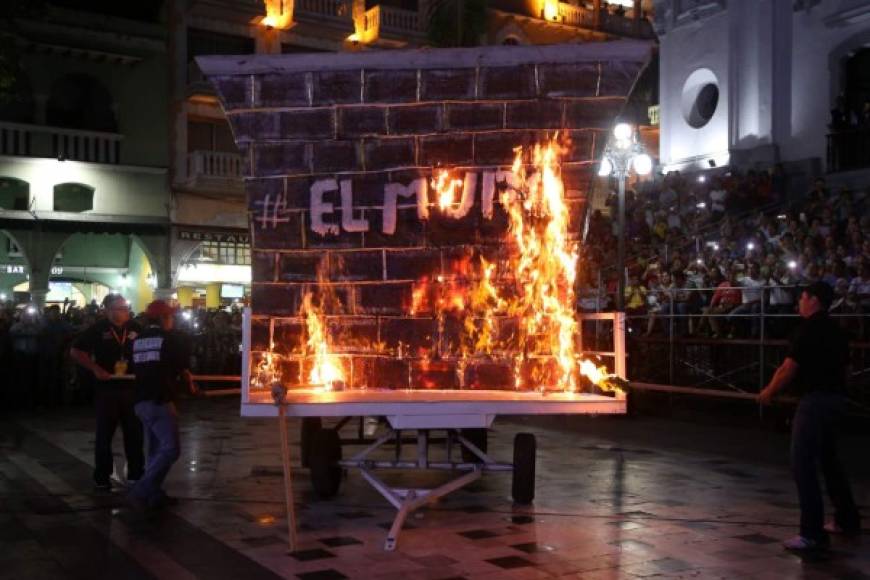 En la inauguración del carnaval en Veracruz, México, los asistentes prendieron fuego a un muro falso en protesta contra el mandatario estadounidense.