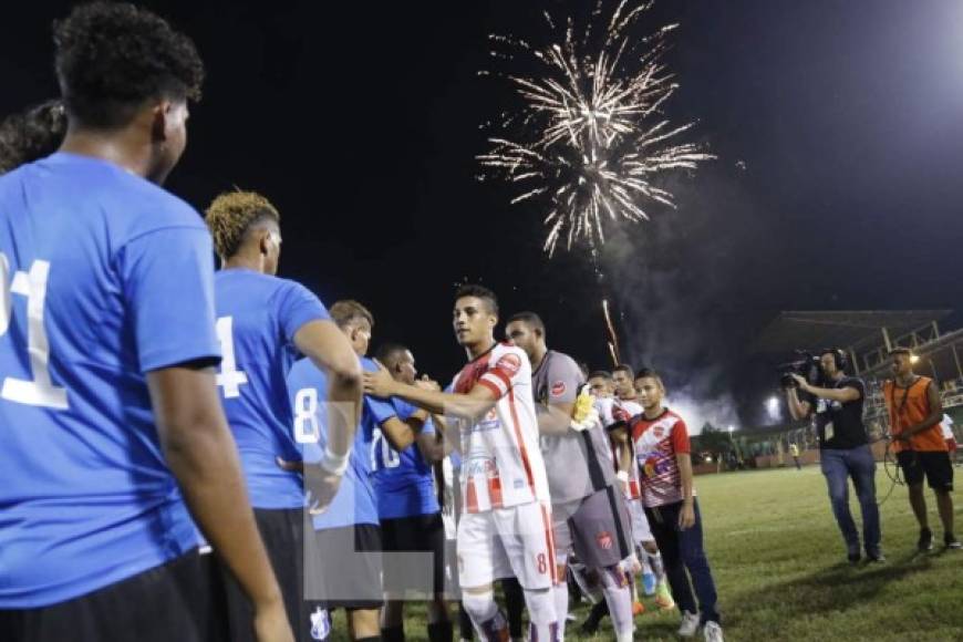 Los jugadores de Honduras Progreso y Vida se saludan antes del inicio del partido.